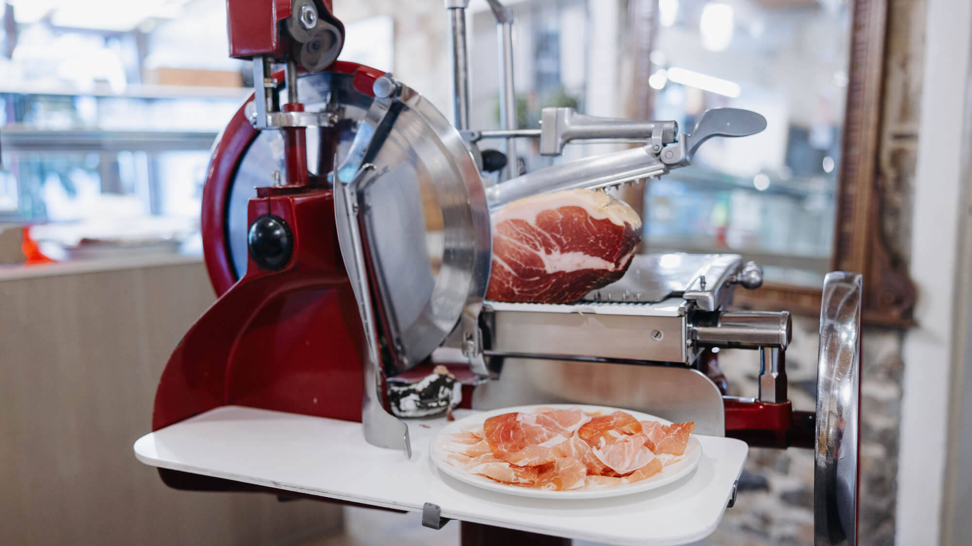 affettatrice Berkel per affettare a mano salumi del territorio, come prosciutto, culatello, salame...