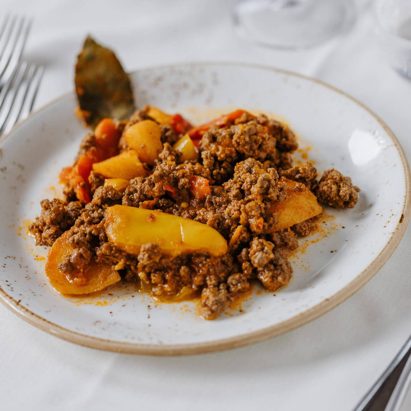 piatto di vecchia alla parmigiana a base di pesto di cavallo, patate e peperoni