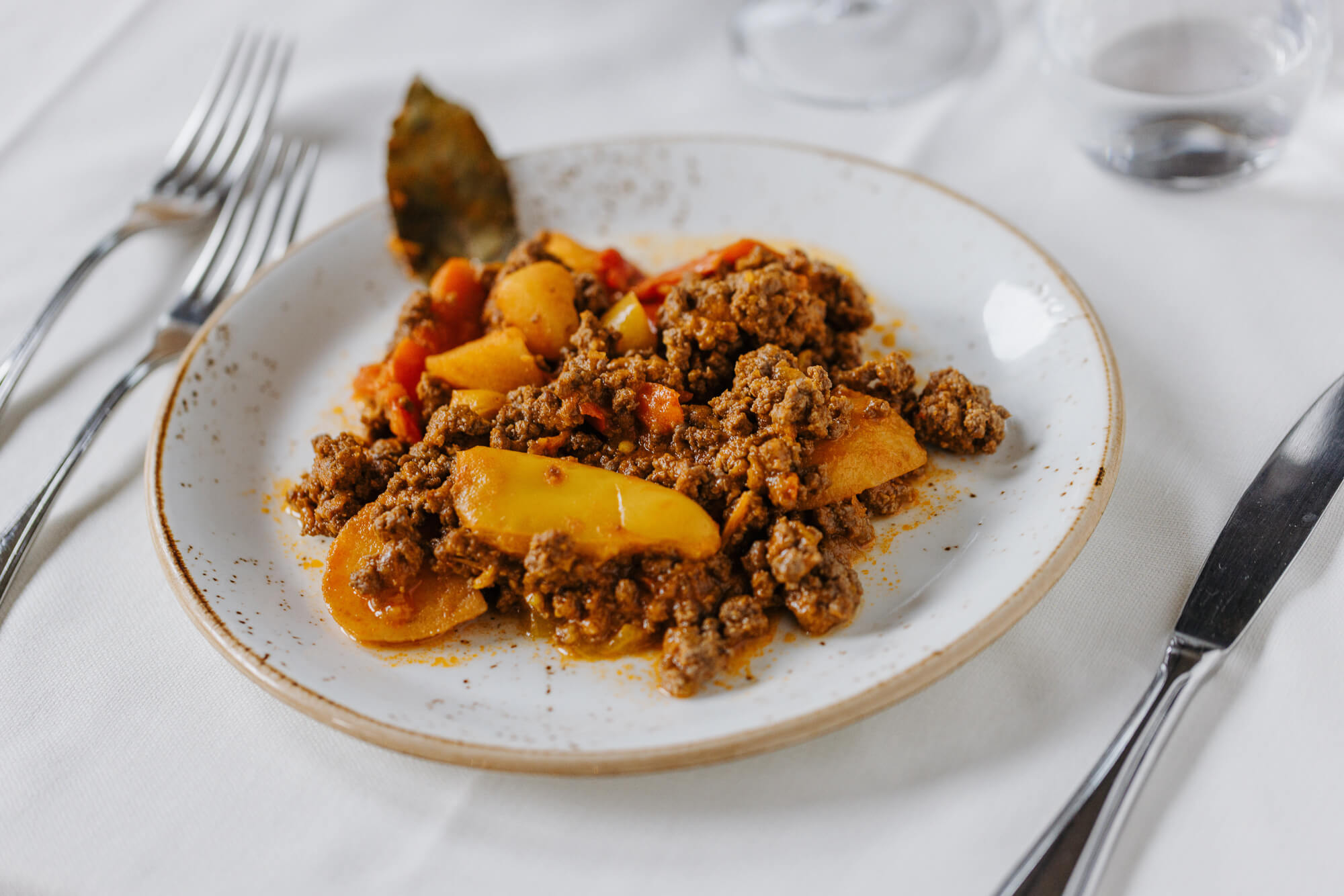 piatto di vecchia alla parmigiana a base di pesto di cavallo, patate e peperoni